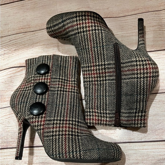 Diba Women's Multi-Color Plaid Ankle Booties Size 6. - Picture 1 of 9